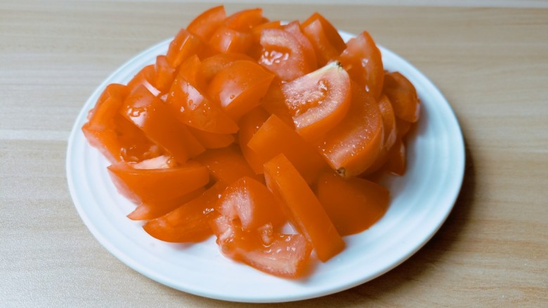 金针菇牛肉卷,<a style='color:red;display:inline-block;' href='/shicai/ 59'>番茄</a>清洗好对半切开,然后切成薄片。