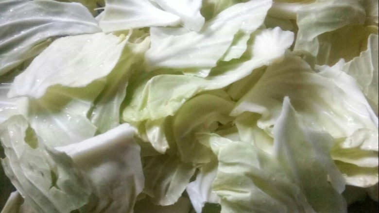 辣白菜炒土豆片,<a style='color:red;display:inline-block;' href='/shicai/ 113'>大白菜</a>洗净,撕成块。
