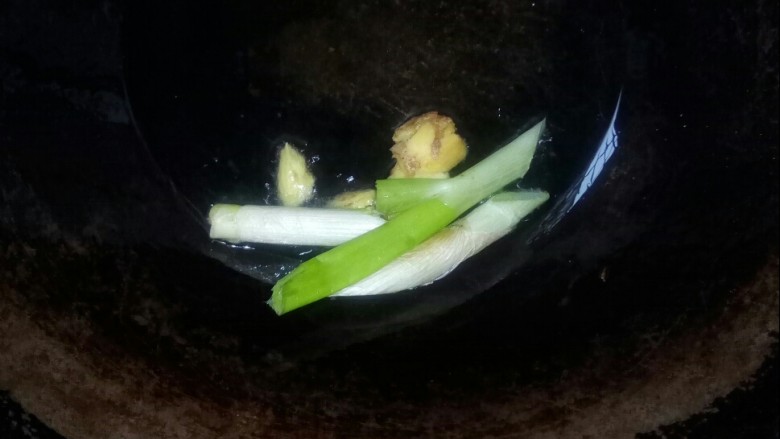 辣白菜炒土豆片,炒锅留底油,放葱姜小火炒香。