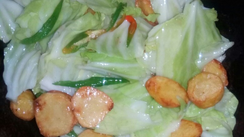 辣白菜炒土豆片,加盐,炒匀后,关火。