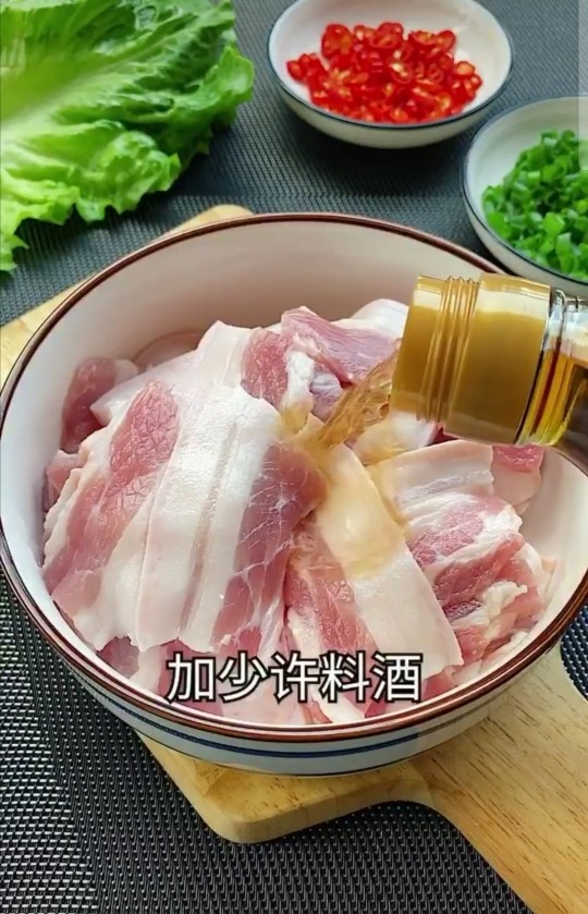 网红烤五花肉,把切好的五花肉腌制,加少许<a style='color:red;display:inline-block;' href='/shicai/ 718'>料酒</a>
