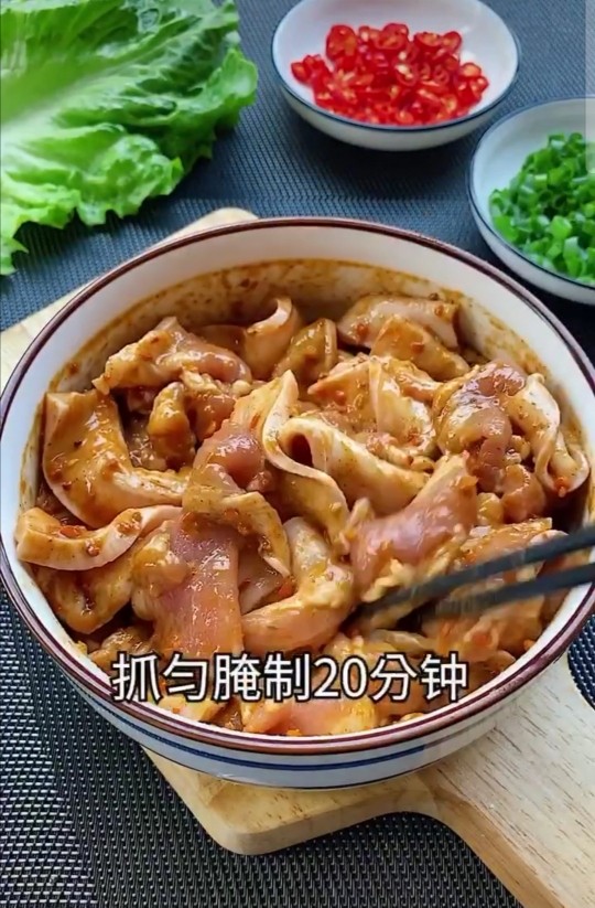 网红烤五花肉,抓均，腌制20分钟