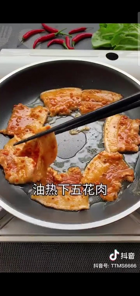 网红烤五花肉,窝底下加油,油热下腌制好的五花肉,要记得翻面哦