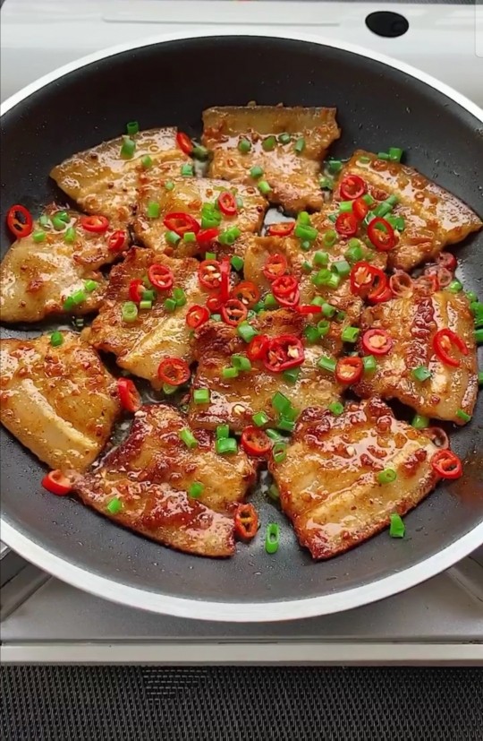 网红烤五花肉,看到肉快烤熟时候放入切好的<a style='color:red;display:inline-block;' href='/shicai/ 82'>小米椒</a>和葱花。ok可以出窝