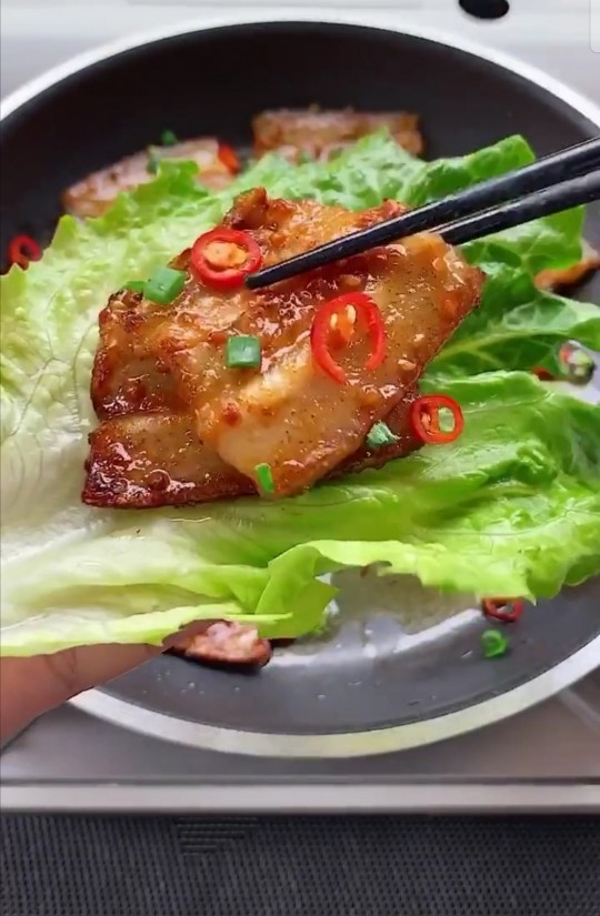 网红烤五花肉,用<a style='color:red;display:inline-block;' href='/shicai/ 121'>生菜</a>夹起来,包起吃最香了,非常有仪式感,哈哈。