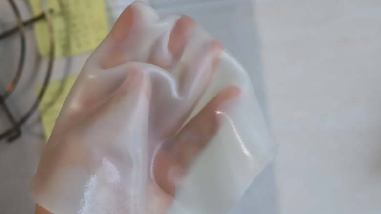 凉皮,蒸好的凉皮借助筷子勺子之类挑起一个边角,用手轻轻提拉就出来了,成功的凉皮韧性佳,弹性好,重复将所有的面糊都蒸好即可。