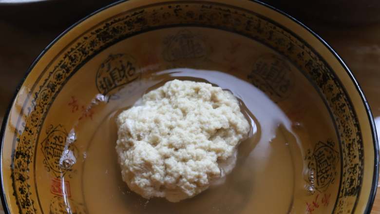 凉皮,最终面团会变成一团黄黄的面筋,洗面的水也不再发白,这样就可以了,得到的面筋可以直接上锅蒸十分钟吃,也可以加入一点发酵粉,发酵以后再蒸着吃。