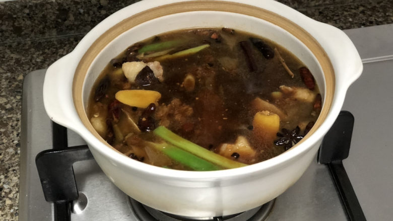 红红火火牛气冲天➕胡萝卜炖牛腩,把牛肉连汤汁转移到汤煲中,大火煮开