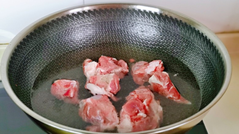 冬笋排骨汤,汤骨焯水: 冷水下锅,烧开后撇出血沫,大火煮2分钟。