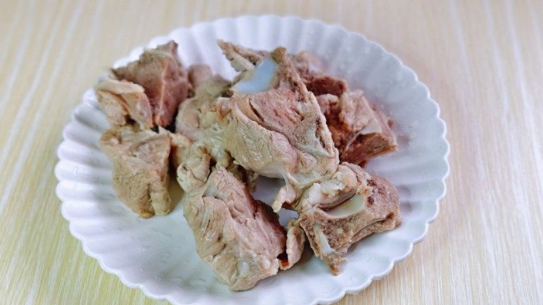 冬笋排骨汤,捞出用温水冲洗干净,淋干水分备用。