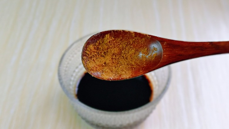 醋泡花生米,最后加入<a style='color:red;display:inline-block;' href='/shicai/ 829'>十三香</a>,加入半小碗纯净水搅拌均匀。