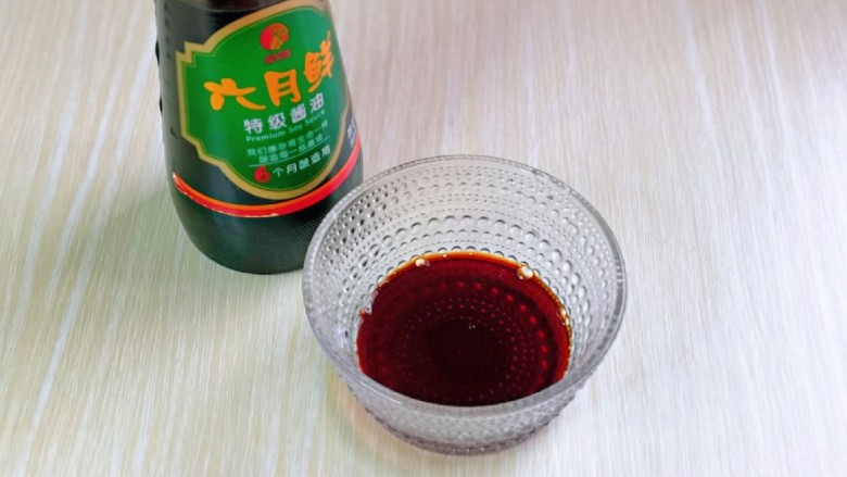 醋泡花生米,取一小碗,加入<a style='color:red;display:inline-block;' href='/shicai/ 788'>生抽</a>。