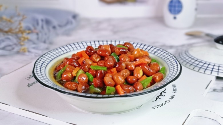 醋泡花生米,如果喜欢吃味道浓一点的,可以浸泡几个小时后再食用。
