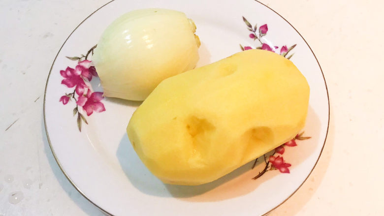 辣白菜炒土豆片,土豆削皮后清洗干净,圆葱半个