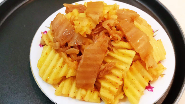 辣白菜炒土豆片,辣白菜炒土豆片是一道快手菜,香辣适宜,清淡爽口,开胃健脾,是一道非常美味的下饭菜~