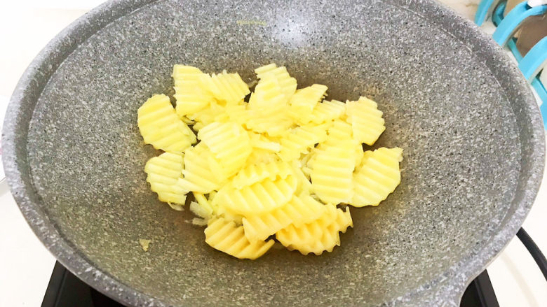辣白菜炒土豆片,炒至土豆片断生,大约翻炒3分钟左右