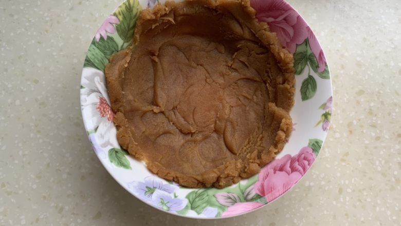 Churros~吉事果/吉拿棒/吉拿果~“西班牙油条”,放入无水无油的碗中,冷却至大约40°C左右。