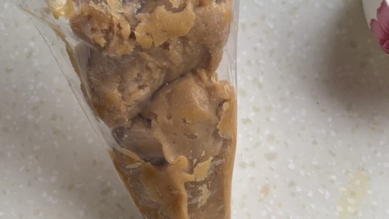 Churros~吉事果/吉拿棒/吉拿果~“西班牙油条”,装入裱花袋中,花嘴选用齿状的,6齿或8齿均可。