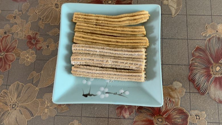 Churros~吉事果/吉拿棒/吉拿果~“西班牙油条”,这一盘是200°C 15分钟。具体温度、时间要看每个烤箱的脾气。
