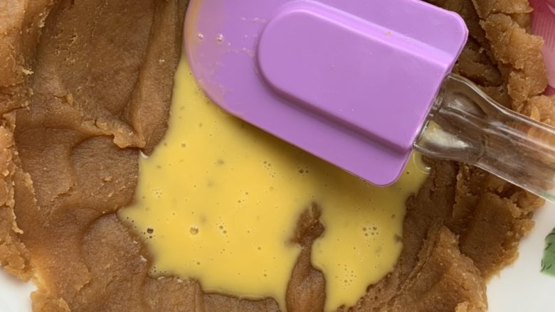 Churros~吉事果/吉拿棒/吉拿果~“西班牙油条”,第一次加入,用刮刀切拌均匀。