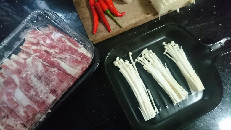 金针菇牛肉卷,<a style='color:red;display:inline-block;' href='/shicai/ 234'>金针菇</a>清洗后,切去根部多余部分,并分成小把