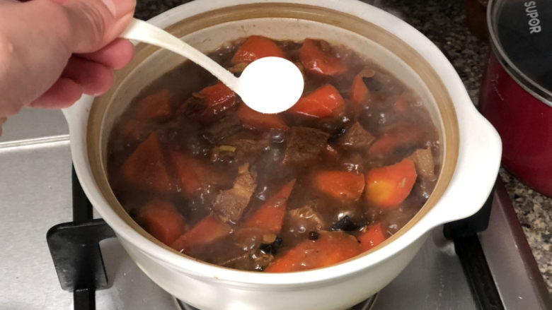 红红火火牛气冲天➕胡萝卜炖牛腩,开盖尝下咸淡,根据个人口味添加少许食盐调味