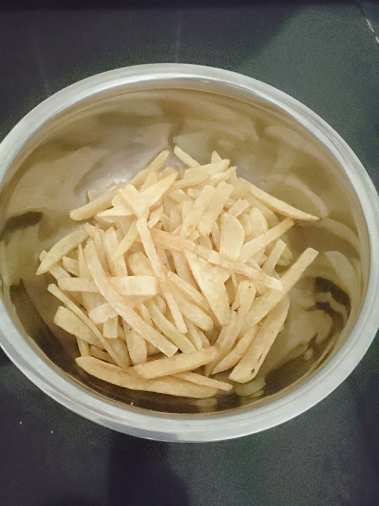 薯条🍟,炸至金黄捞出来。