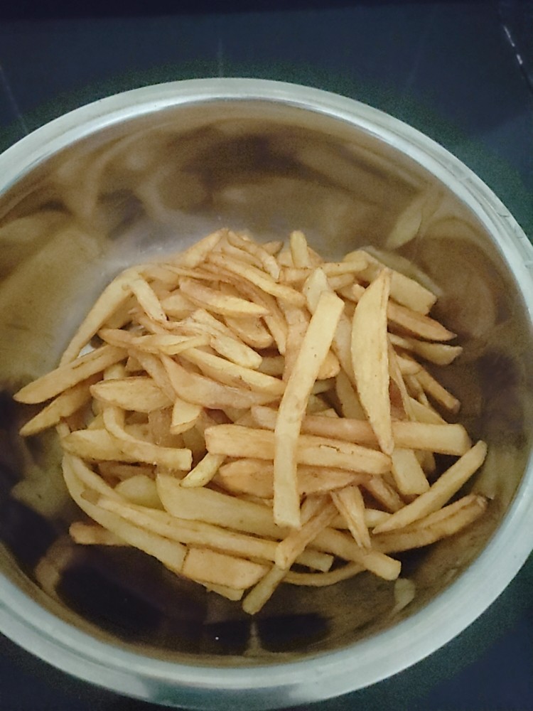 薯条🍟,炸好的土豆条放锅里回锅炸二遍捞出来。