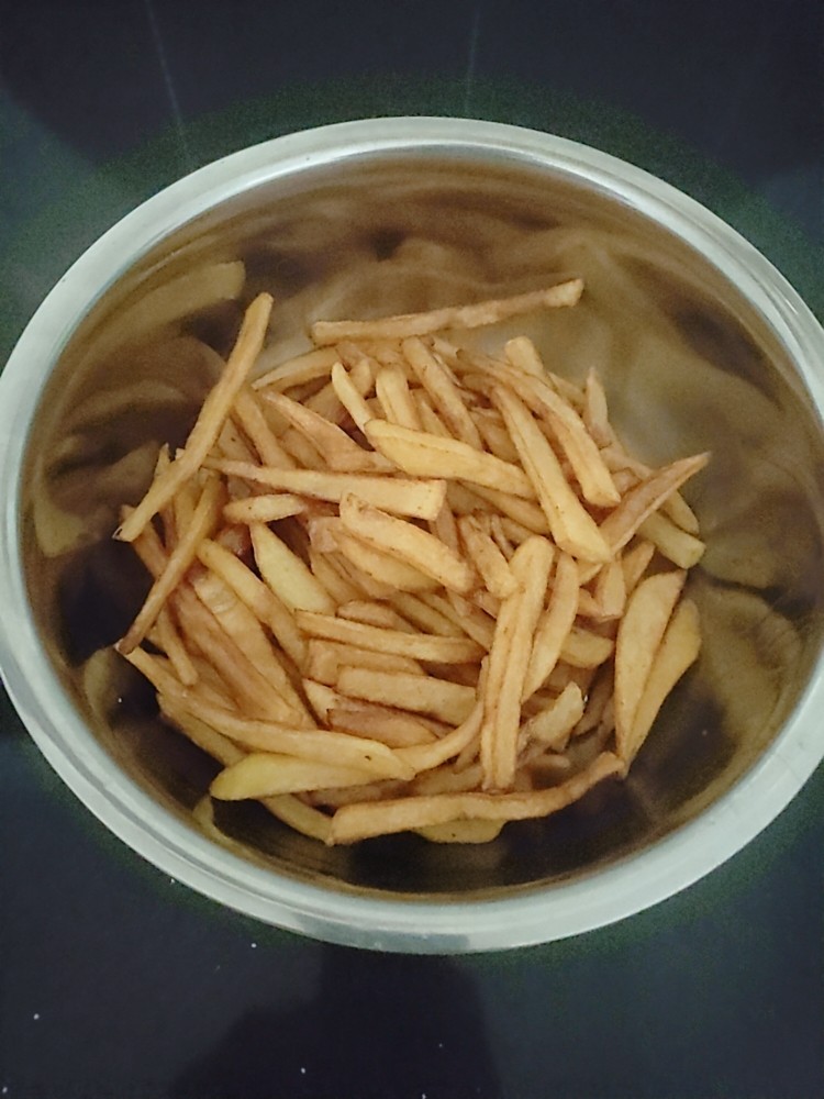 薯条🍟,然后炸好的土豆条盛到盘里就OK了。