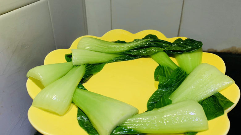 油菜豆腐,油菜羹脆绿就可以捞出,不要老太久,太久不脆;