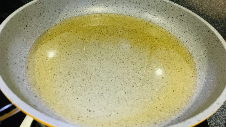 油菜豆腐,锅里加适量油;
