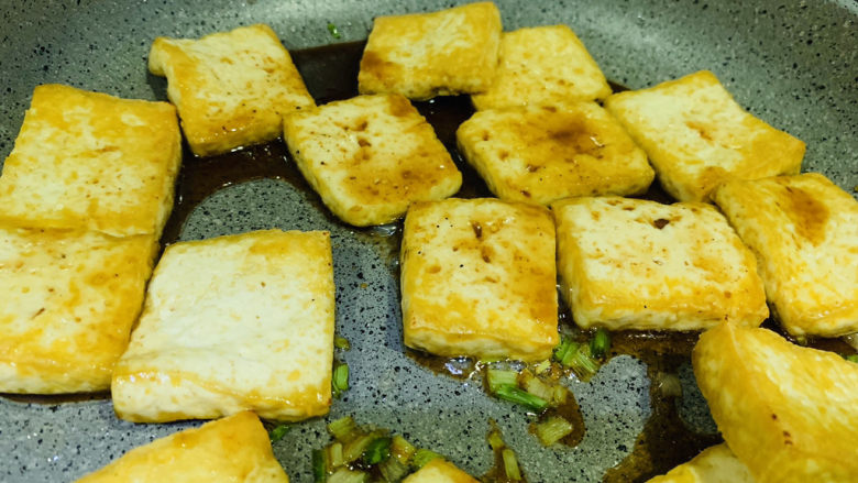 油菜豆腐,倒入炸好的豆腐,并倒入调好的料汁;