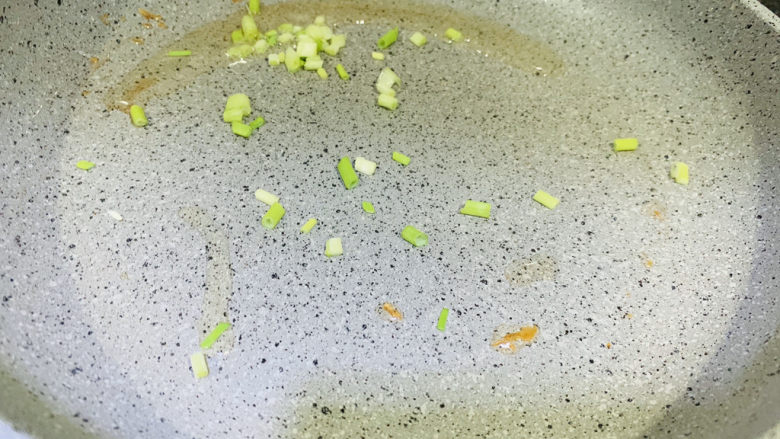 油菜豆腐,把煎豆腐的剩油倒起来,锅里剩点油,开大火放入<a style='color:red;display:inline-block;' href='/shicai/ 163'>葱白</a>炒香;