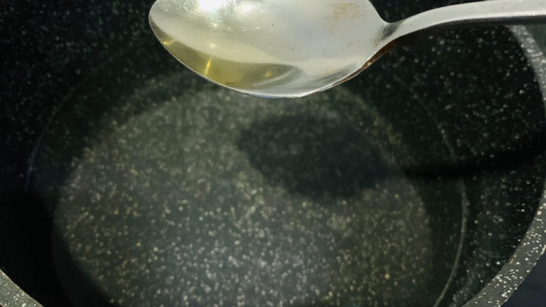 油菜豆腐,另起一个锅,加水,加油;