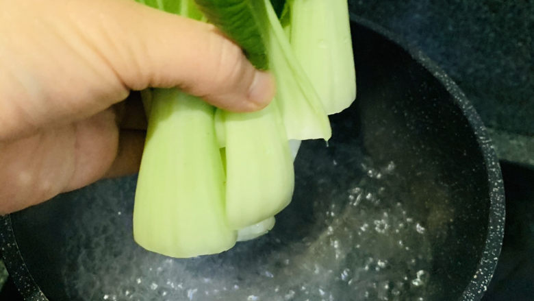 油菜豆腐,水煮开,把<a style='color:red;display:inline-block;' href='/shicai/ 115'>油菜</a>放入;