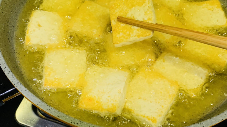 油菜豆腐,一面金黄时,翻另一面炸;