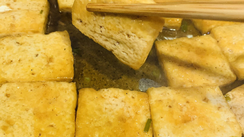 油菜豆腐,焖煮两分钟,就可以了;