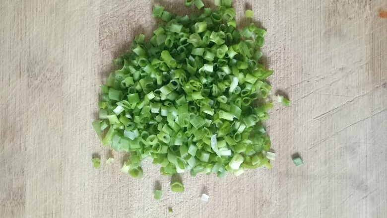 玉米渣煎饼,小葱清洗干净,切碎