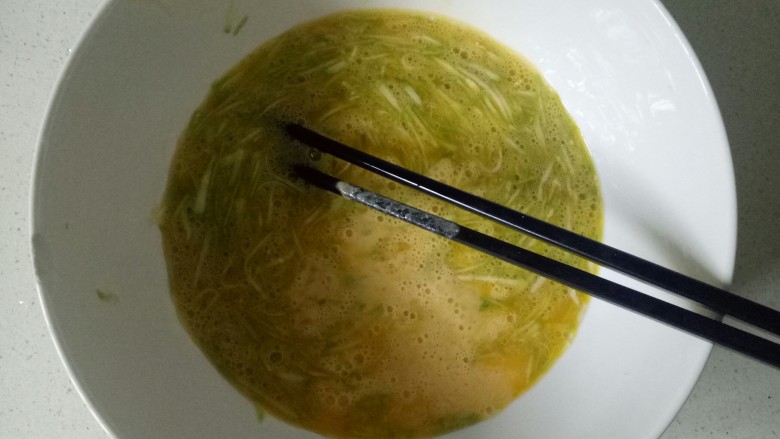 玉米渣煎饼,倒入打好的玉米糊,用筷子搅拌均匀