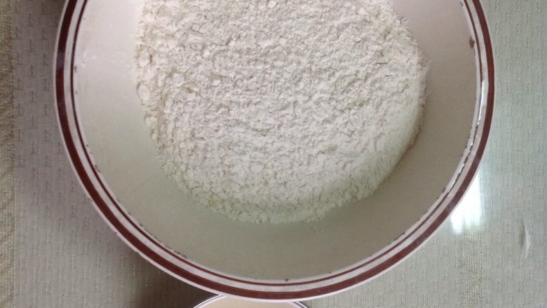 水果红薯披萨,面粉放入盆中,<a style='color:red;display:inline-block;' href='/shicai/ 731'>酵母</a>温水化开