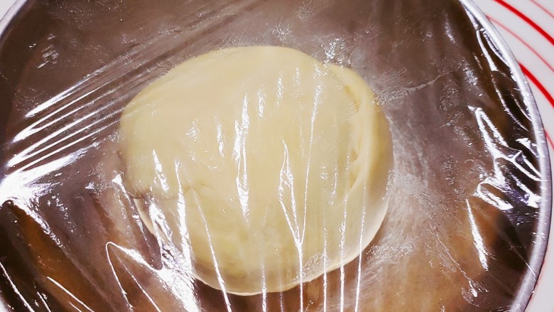 牛角面包,盖上保鲜膜,发酵至两倍大