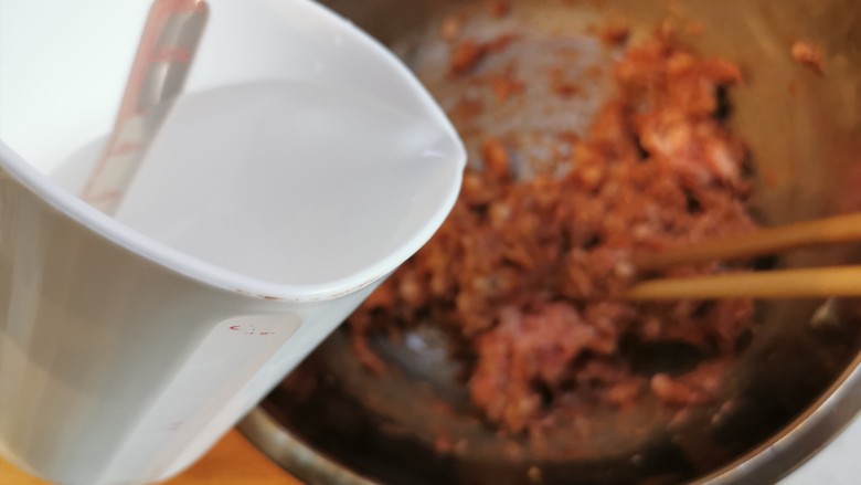 大馅馄饨~自己擀皮水打馅,加少许水，快速朝一个方向搅拌，水打馅