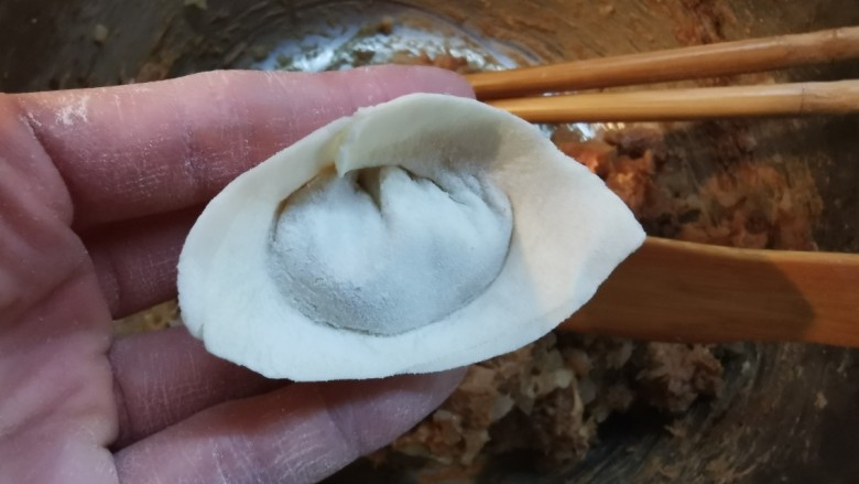 大馅馄饨~自己擀皮水打馅,合在一起捏紧