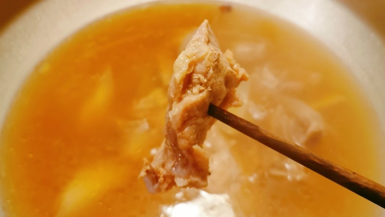 冬笋排骨汤,煮到排骨肉被筷子轻松穿透