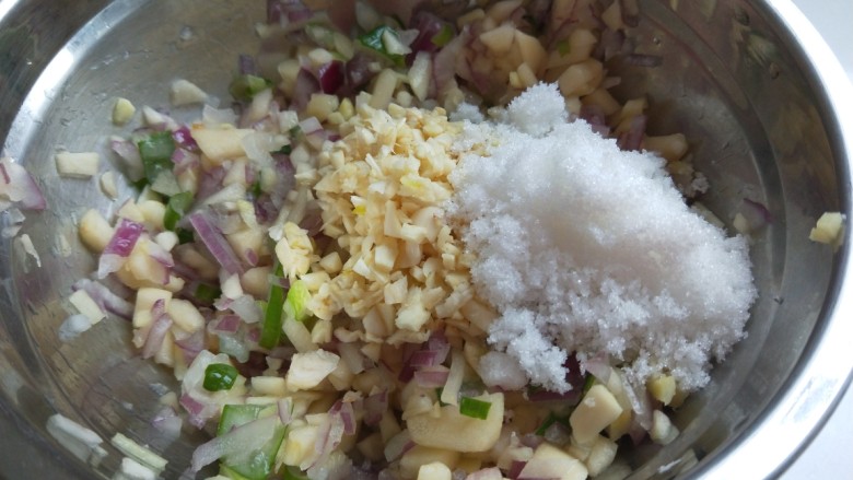 辣白菜炒土豆片,加入一勺盐,一大勺白糖抓均匀淹制。