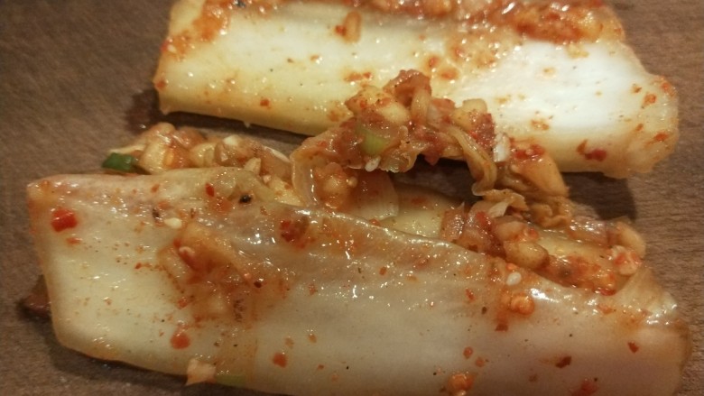 辣白菜炒土豆片,上面放了几片大白菜先用了,切成片备用。