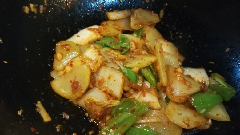 辣白菜炒土豆片,加入少许盐,鸡精炒均匀即可。