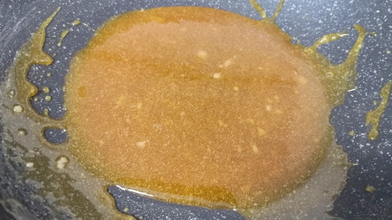 芝麻花生糖,直到白砂糖完全融化,颜色变成琥珀色。