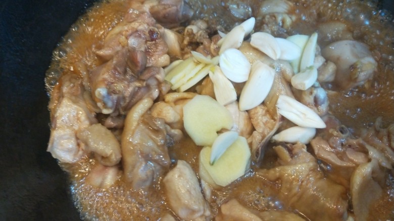 黄焖鸡,加入姜片,蒜片。