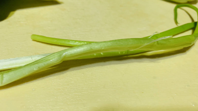 油菜炒虾仁,葱白洗净,切粒备用;